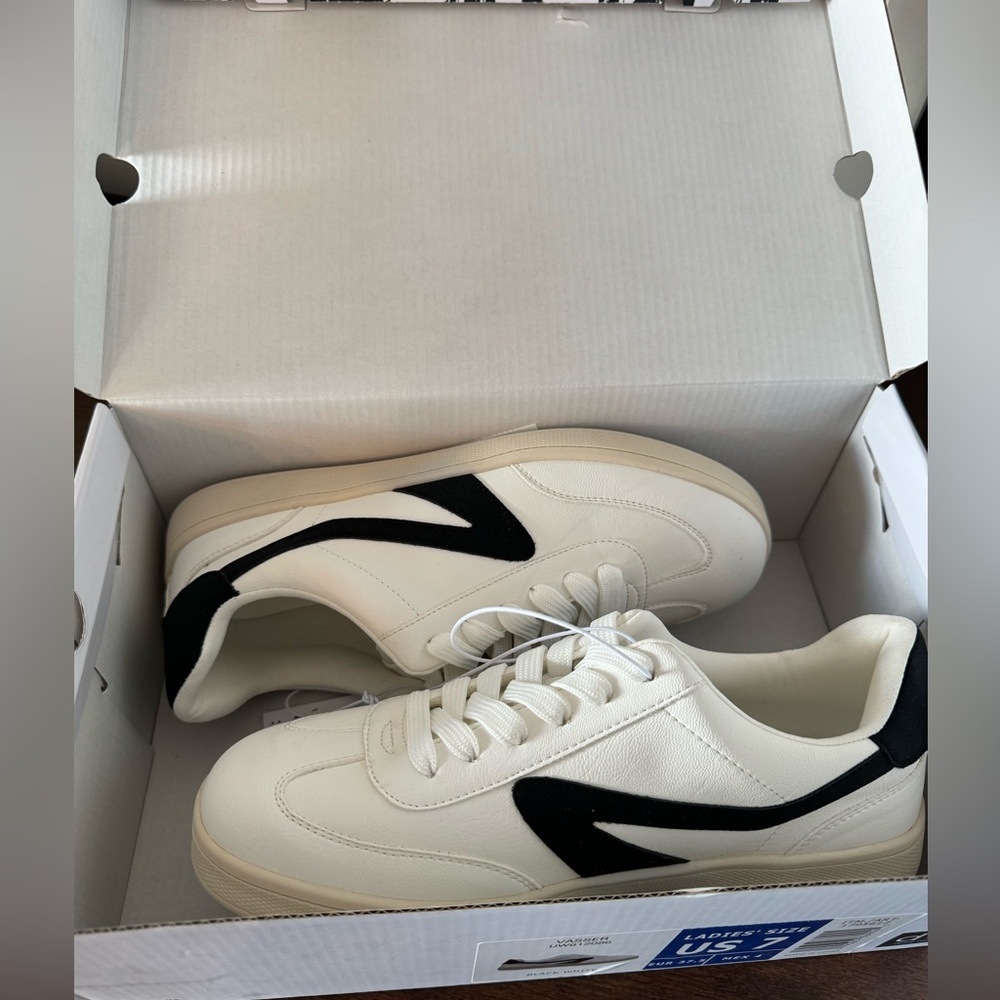 DV Dolce Vita women’s sneakers